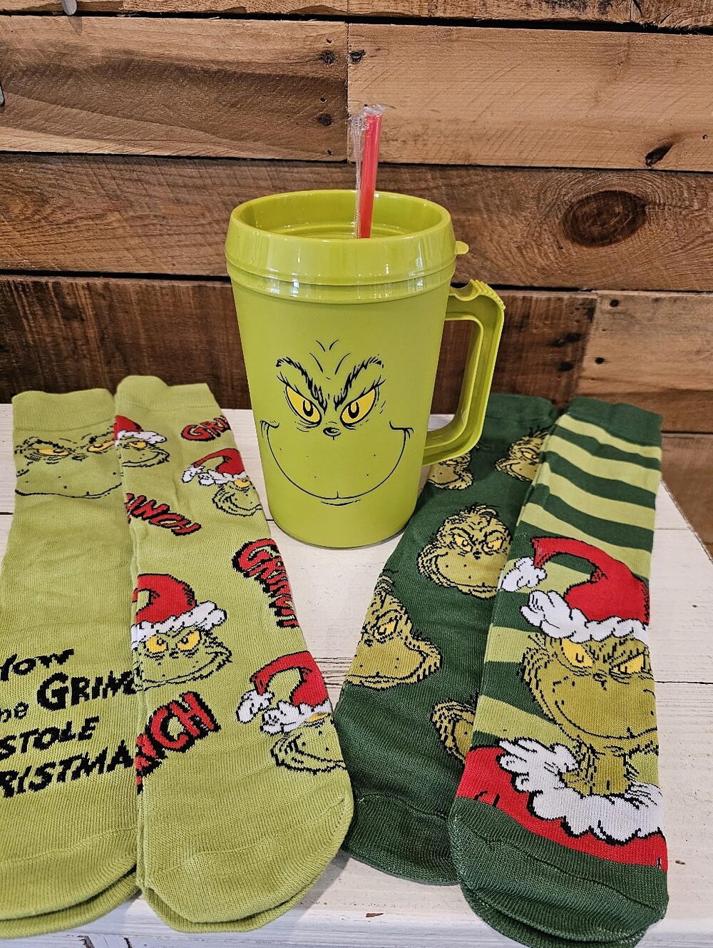 "The Grinch" Guzzler & 4 Pairs Of Socks Gift Set